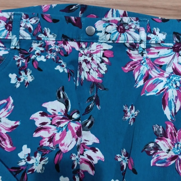 Time and Tru Blue Floral Pants M - Picture 2 of 3